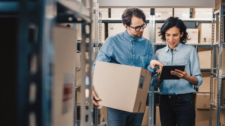 Equipo coordinando una atención logística personalizada